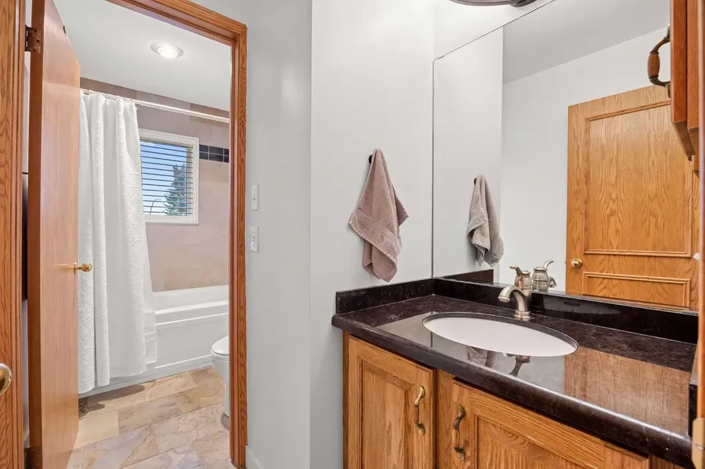 47 Edgeridge Court NW Calgary AB T3A 4P1