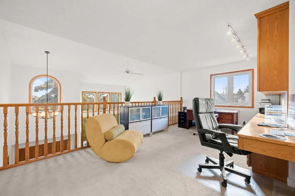 47 Edgeridge Court NW Calgary AB T3A 4P1