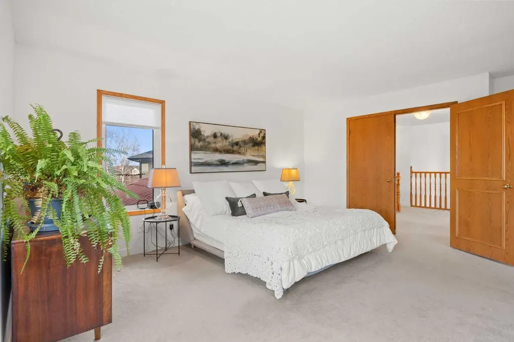 47 Edgeridge Court NW Calgary AB T3A 4P1