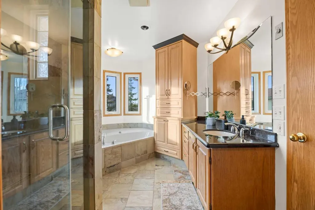 47 Edgeridge Court NW Calgary AB T3A 4P1