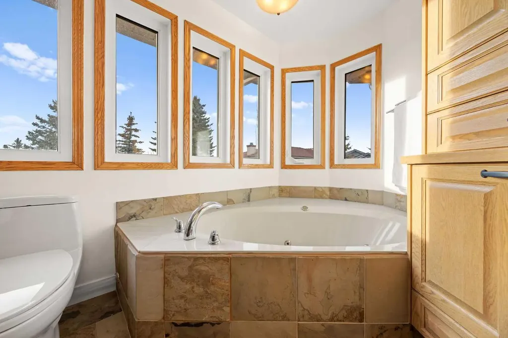47 Edgeridge Court NW Calgary AB T3A 4P1