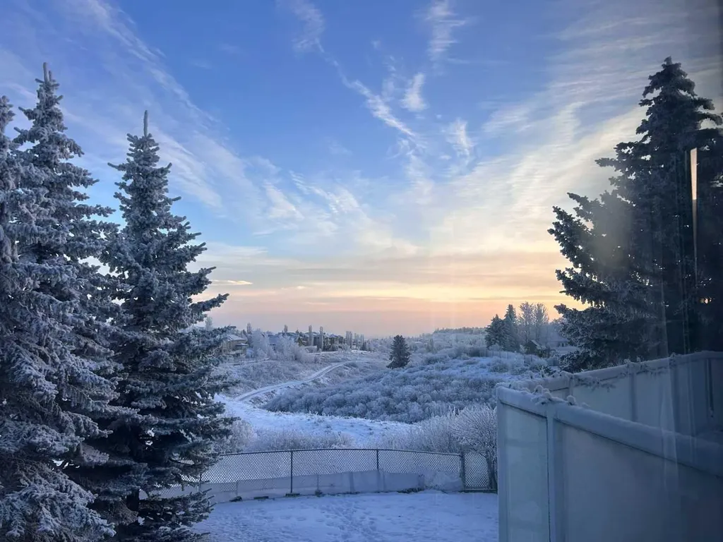47 Edgeridge Court NW Calgary AB T3A 4P1