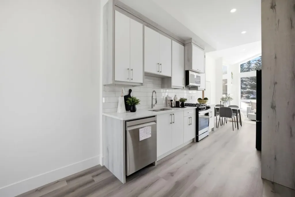 8518 & 8520 33 Avenue NW Calgary AB T3B 1M1