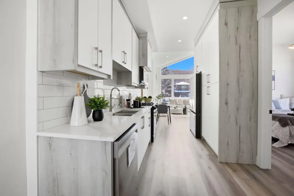8518 & 8520 33 Avenue NW Calgary AB T3B 1M1