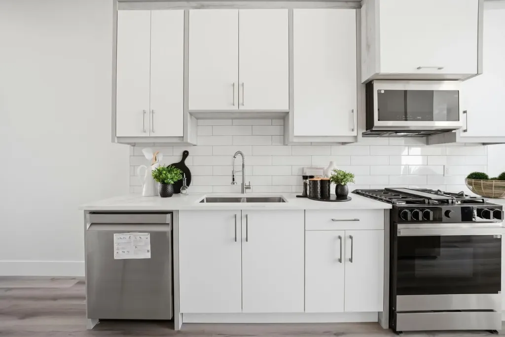 8518 & 8520 33 Avenue NW Calgary AB T3B 1M1