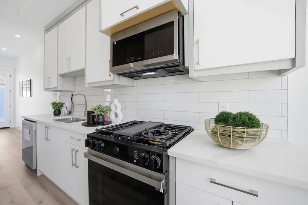 8518 & 8520 33 Avenue NW Calgary AB T3B 1M1
