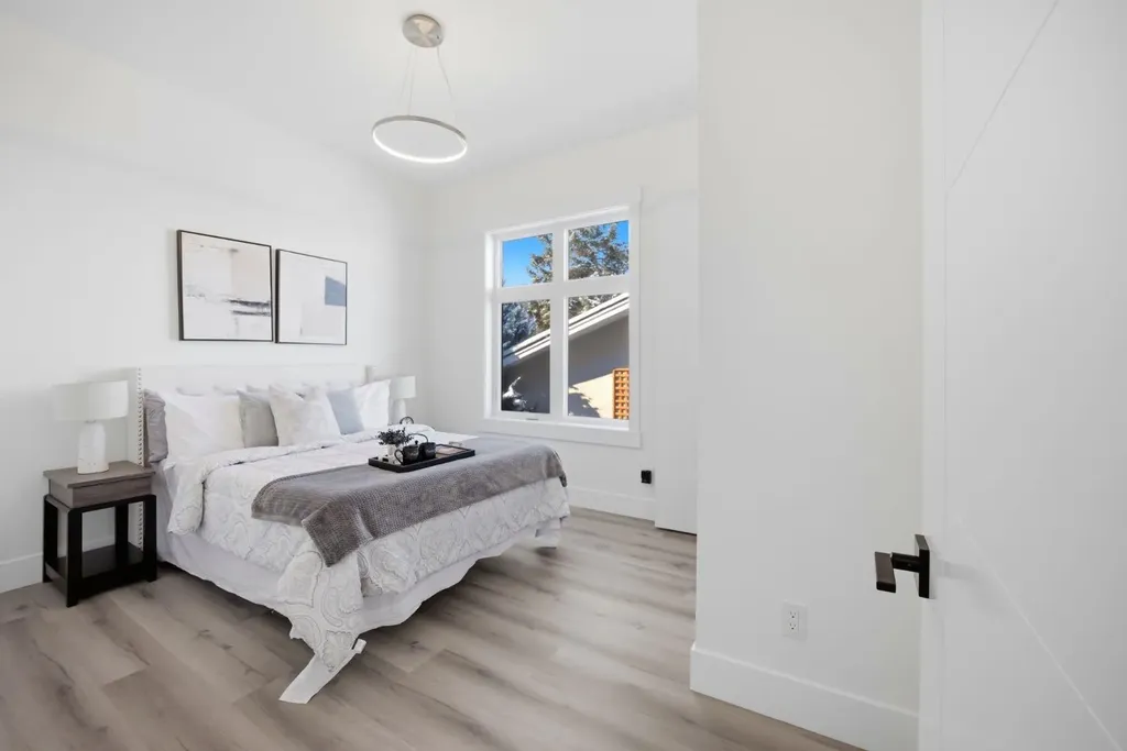8518 & 8520 33 Avenue NW Calgary AB T3B 1M1