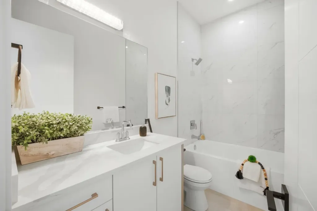 8518 & 8520 33 Avenue NW Calgary AB T3B 1M1