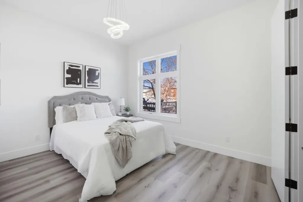 8518 & 8520 33 Avenue NW Calgary AB T3B 1M1
