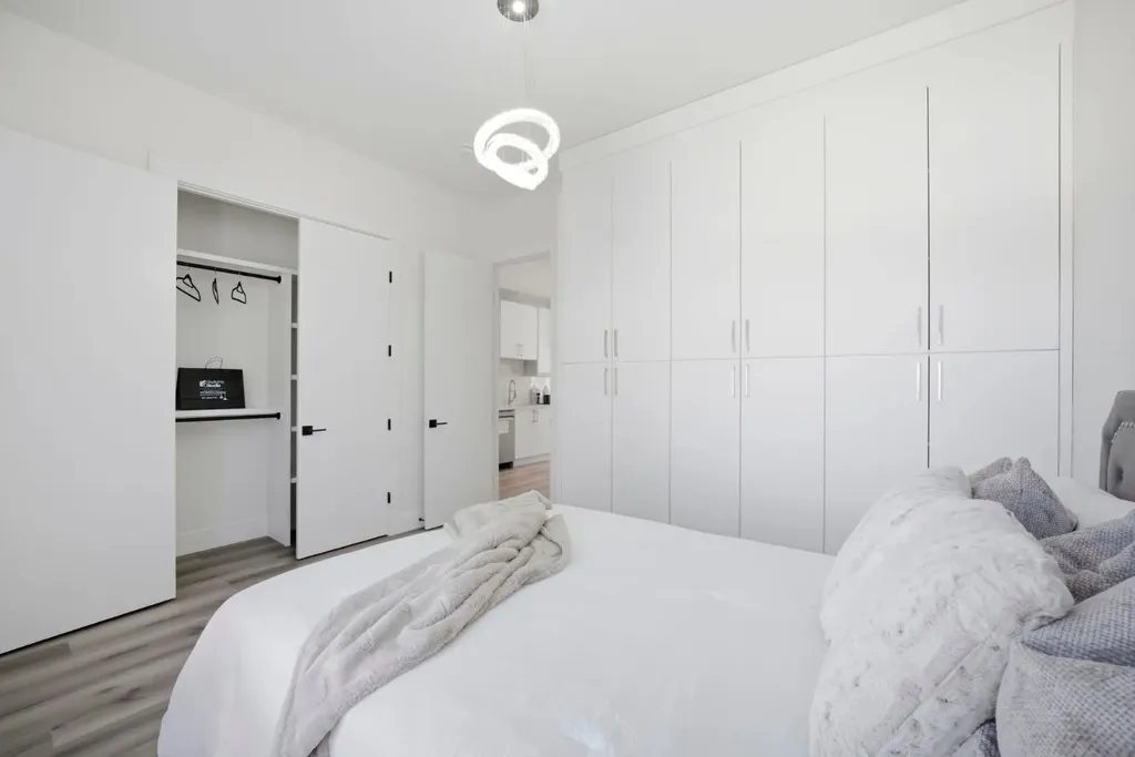 8518 & 8520 33 Avenue NW Calgary AB T3B 1M1