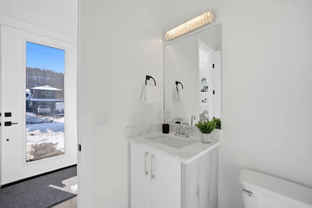 8518 & 8520 33 Avenue NW Calgary AB T3B 1M1