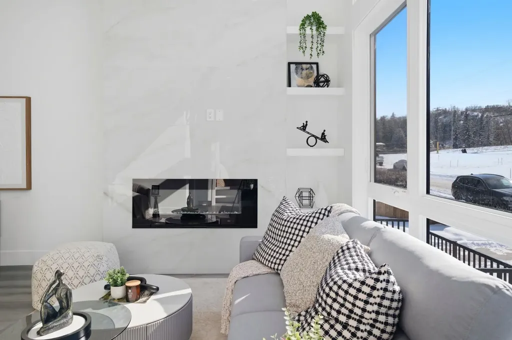 8518 & 8520 33 Avenue NW Calgary AB T3B 1M1