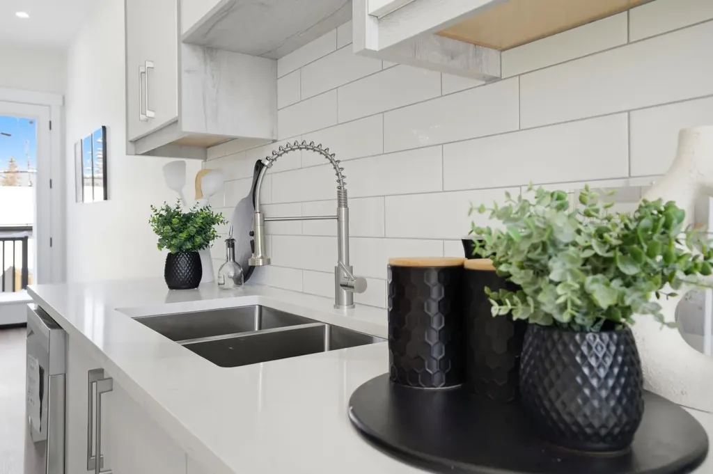 8518 & 8520 33 Avenue NW Calgary AB T3B 1M1