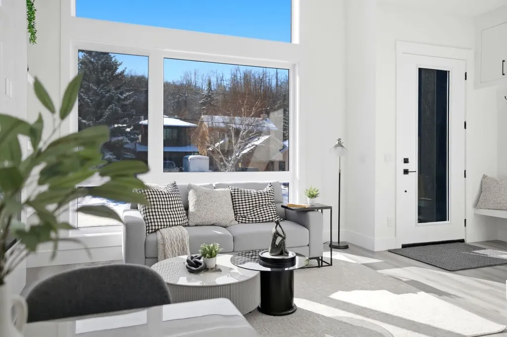 8518 & 8520 33 Avenue NW Calgary AB T3B 1M1