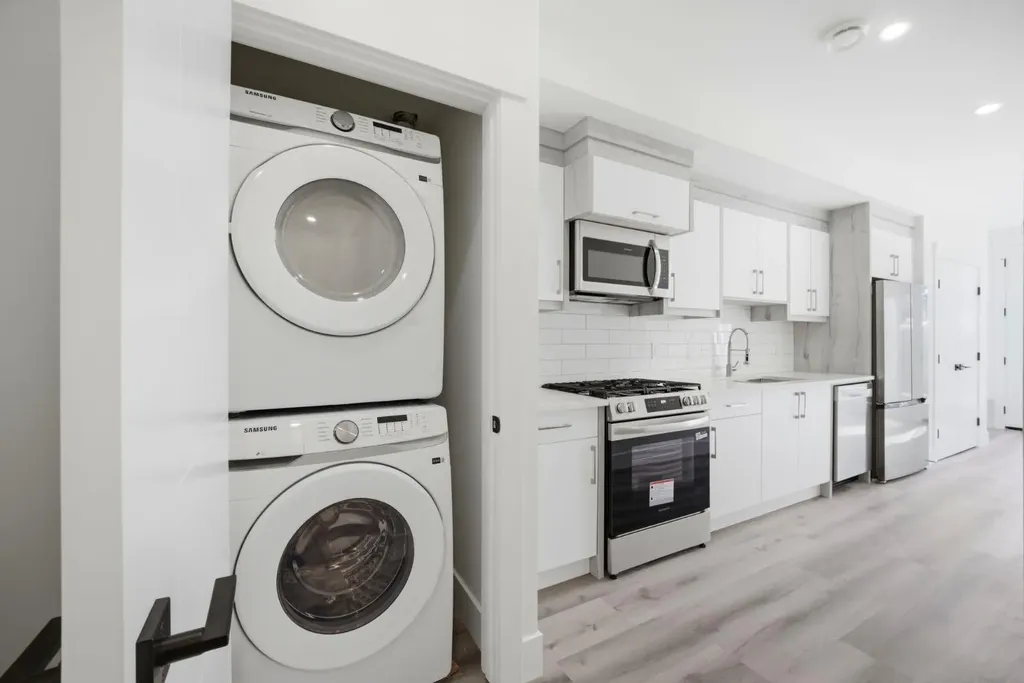 8518 & 8520 33 Avenue NW Calgary AB T3B 1M1
