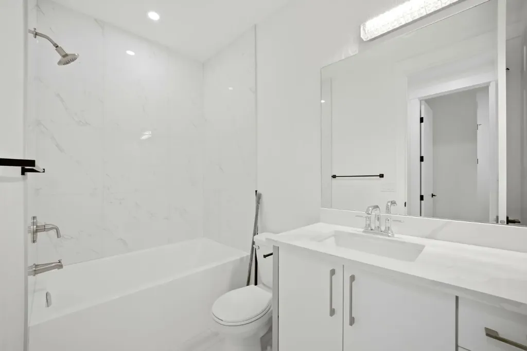 8518 & 8520 33 Avenue NW Calgary AB T3B 1M1