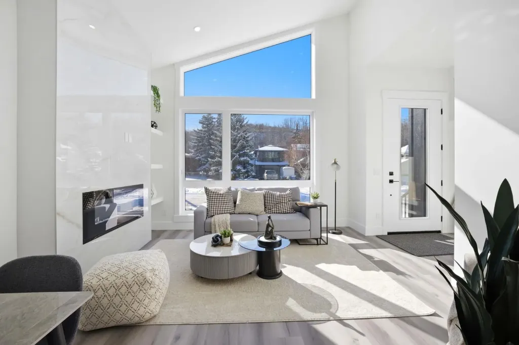 8518 & 8520 33 Avenue NW Calgary AB T3B 1M1