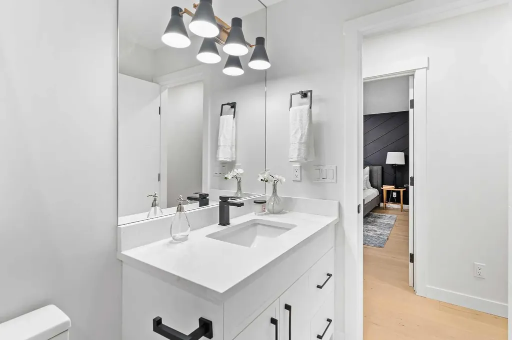 1731 111 Avenue SW Calgary AB T2W 1R6