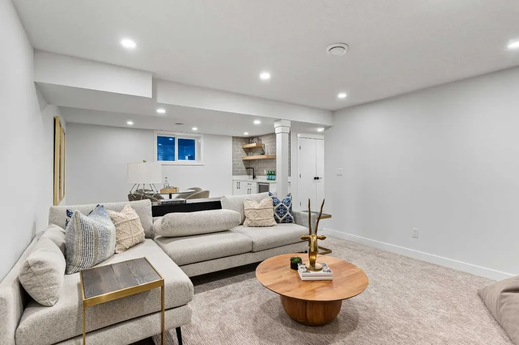 1731 111 Avenue SW Calgary AB T2W 1R6
