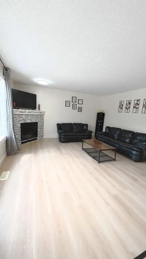 217 Coopers Grove SW Airdrie AB T2B0G4