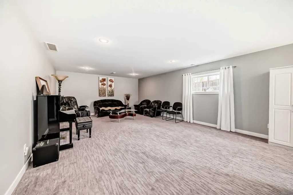 4030 40 Street Close Ponoka AB T4J 0A7