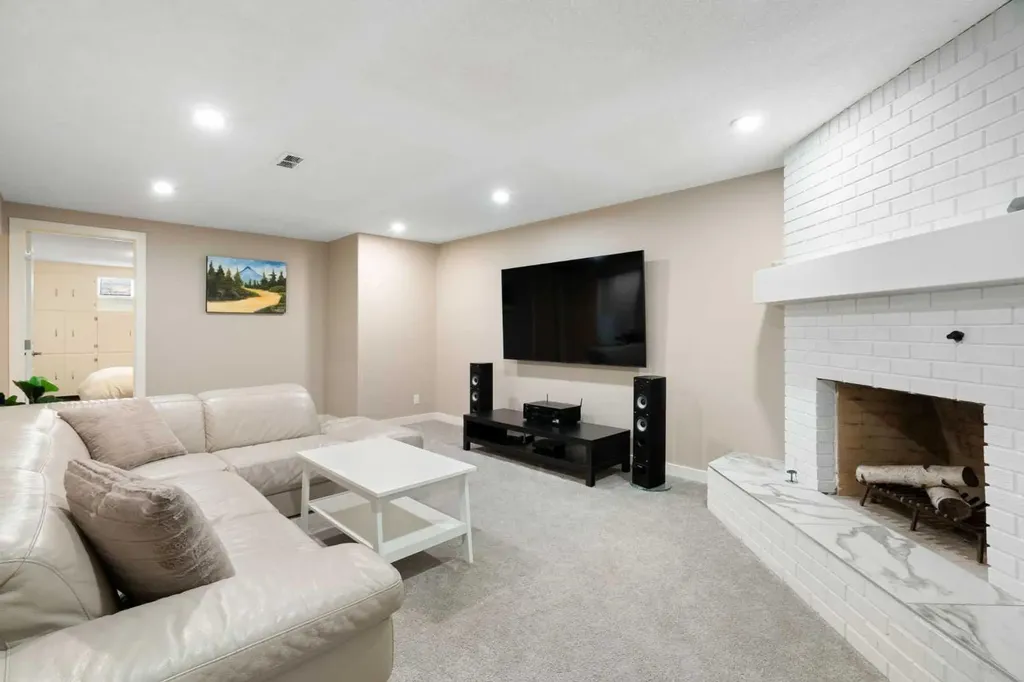 142 Winston Drive SW Calgary AB T3C2P9