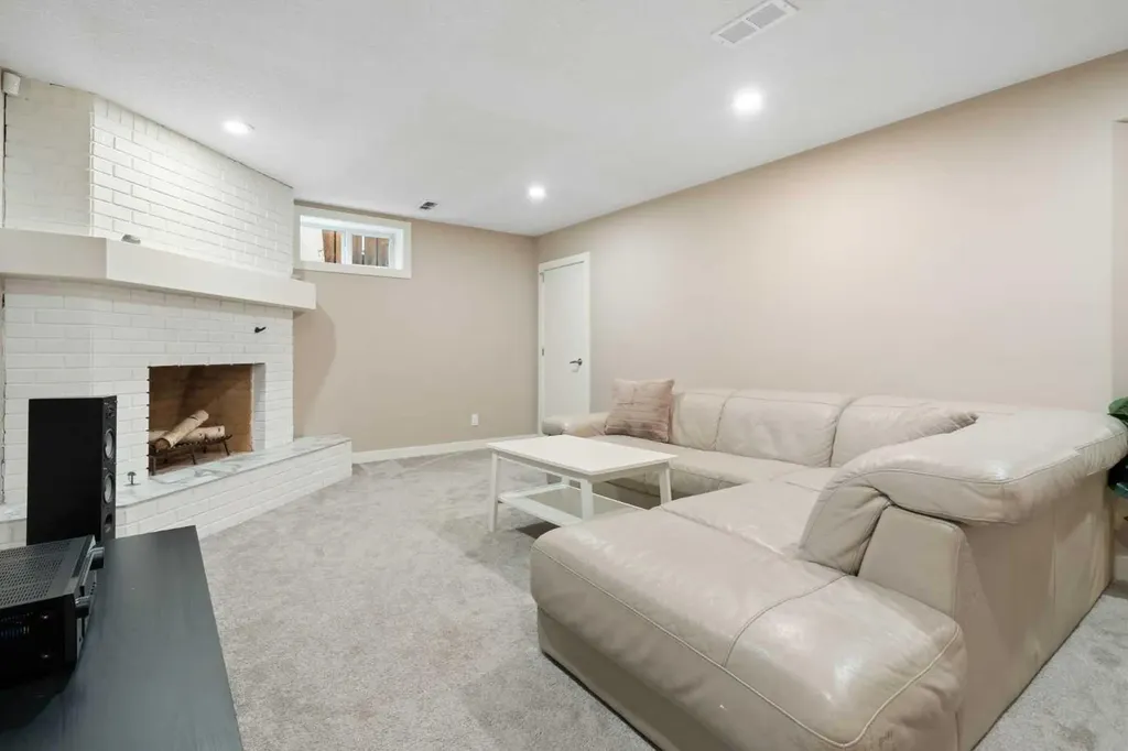 142 Winston Drive SW Calgary AB T3C2P9