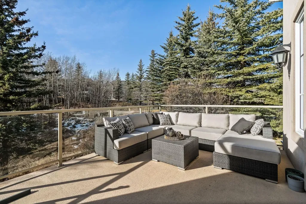 1359 69 Street SW Calgary AB T3H 3W8