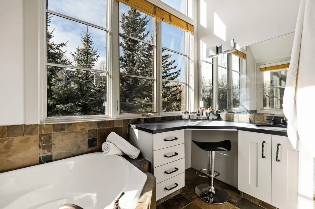1359 69 Street SW Calgary AB T3H 3W8