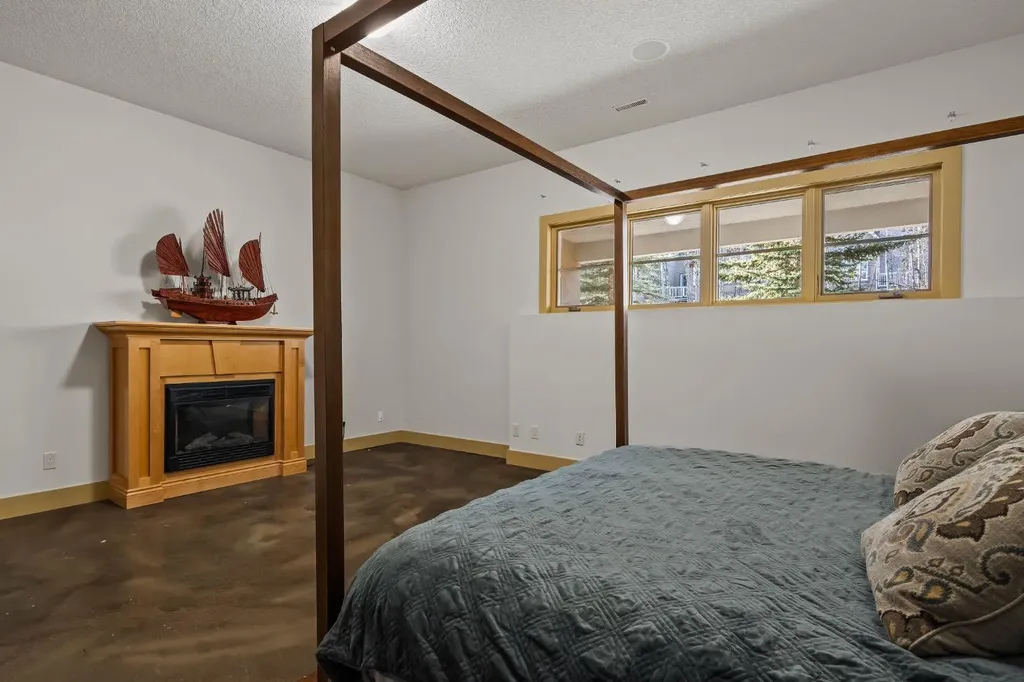 1359 69 Street SW Calgary AB T3H 3W8