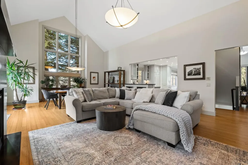 1359 69 Street SW Calgary AB T3H 3W8