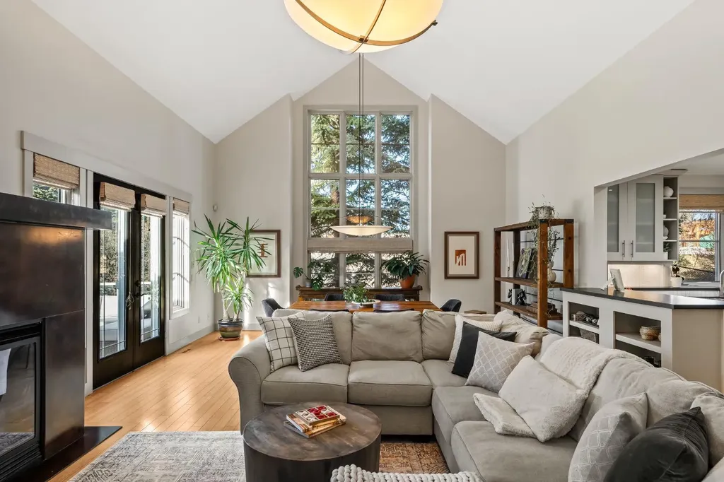 1359 69 Street SW Calgary AB T3H 3W8