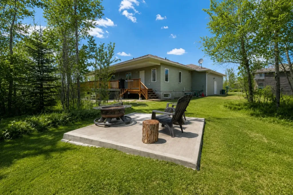 225 Lindgren Street Ferintosh AB T0B 1M0
