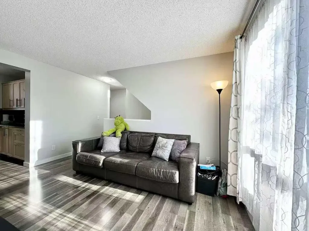 6915 Ranchview Drive NW Calgary AB T3G 1R8