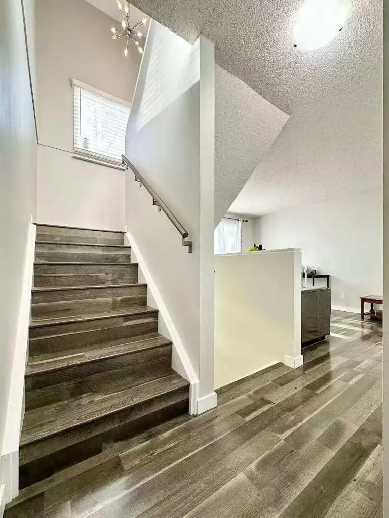 6915 Ranchview Drive NW Calgary AB T3G 1R8
