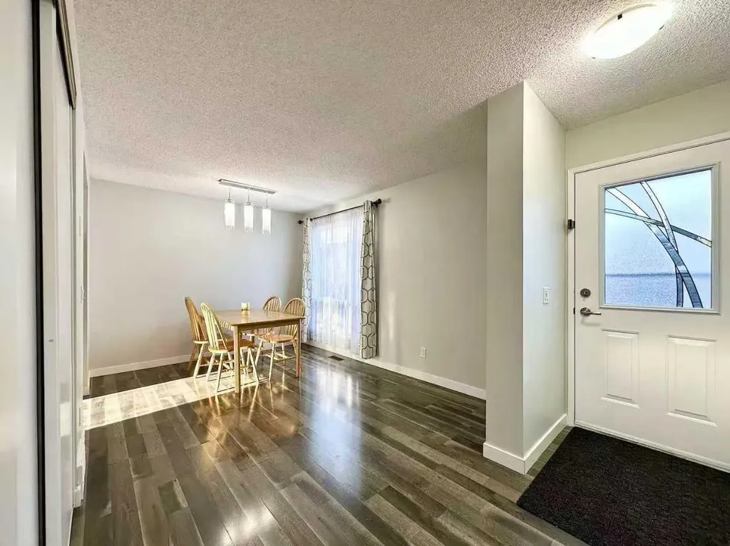 6915 Ranchview Drive NW Calgary AB T3G 1R8