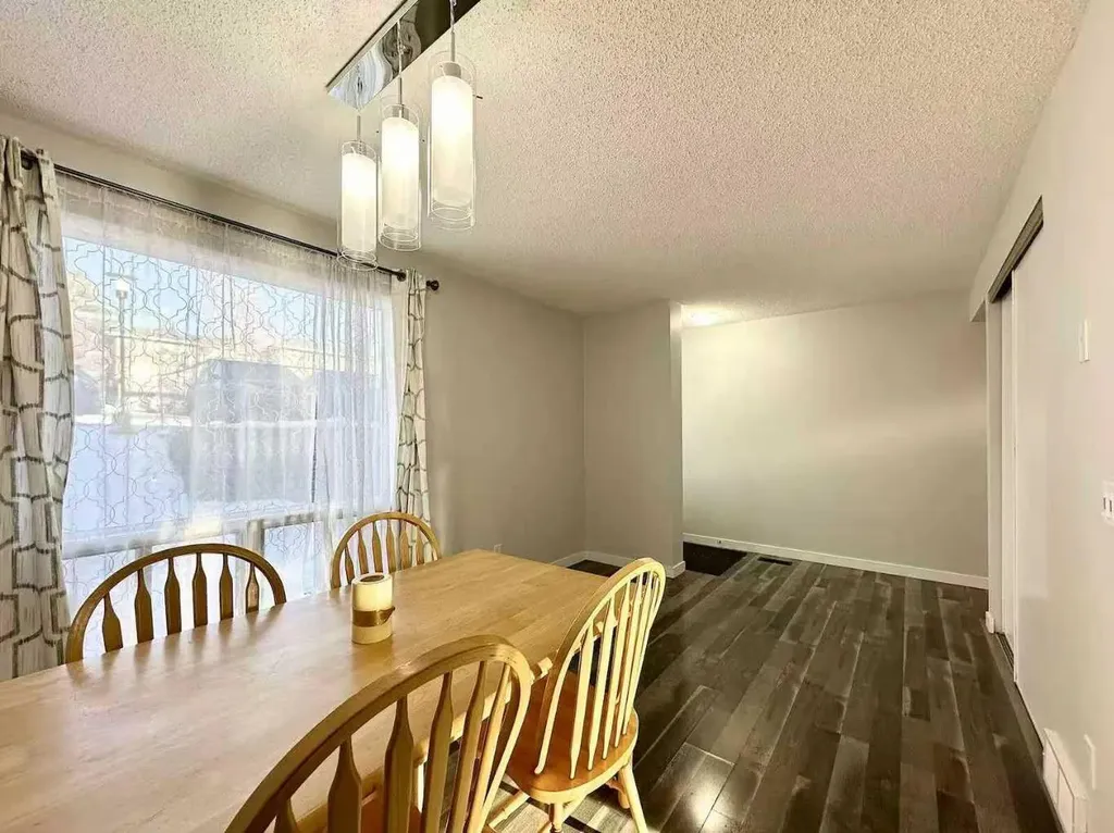 6915 Ranchview Drive NW Calgary AB T3G 1R8
