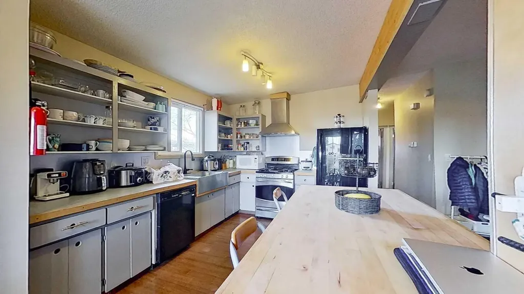 11723 Canfield Road SW Calgary AB T2W 1J6