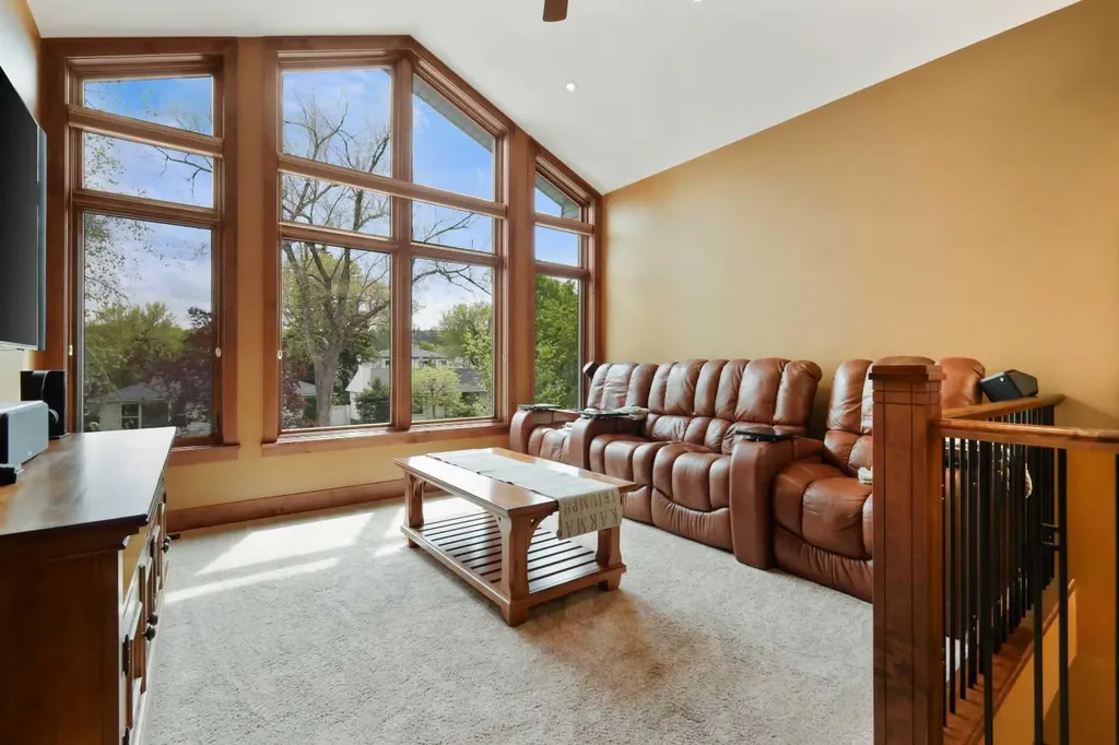2908 7 Avenue NW Calgary AB T2N 1B2