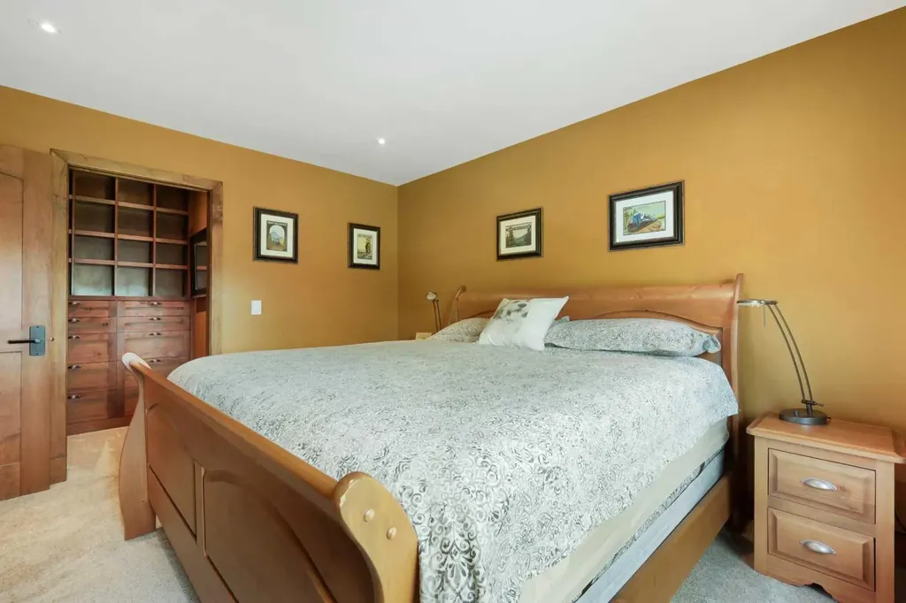 2908 7 Avenue NW Calgary AB T2N 1B2