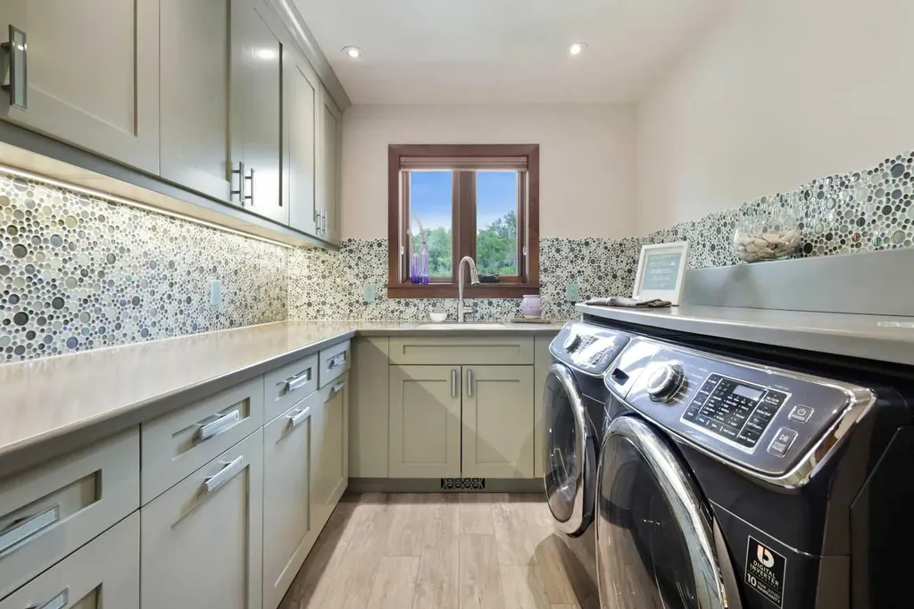 2908 7 Avenue NW Calgary AB T2N 1B2