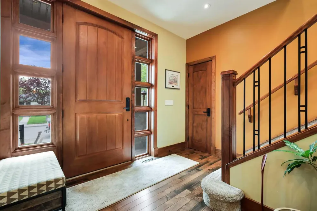 2908 7 Avenue NW Calgary AB T2N 1B2