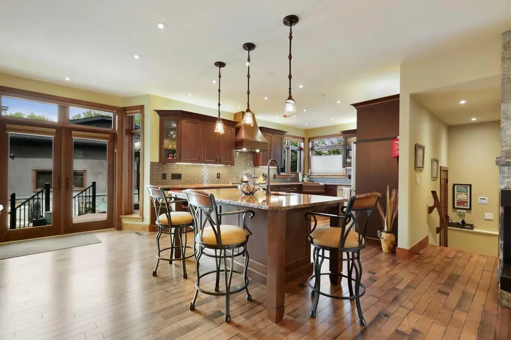 2908 7 Avenue NW Calgary AB T2N 1B2