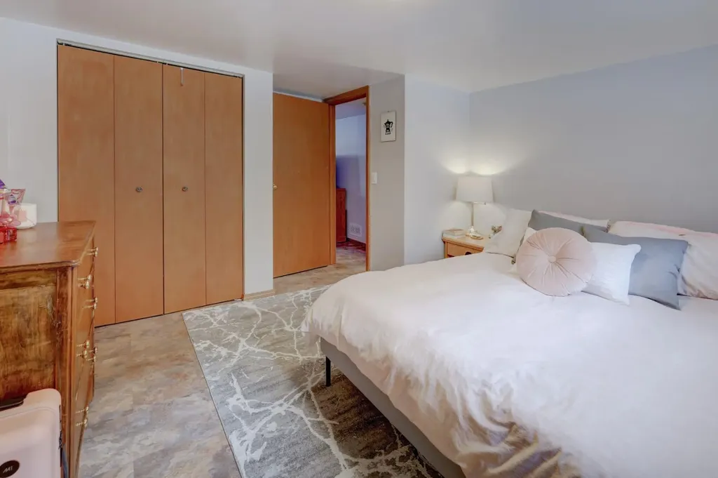 3432 3 Avenue NW Calgary AB T2N 0M3