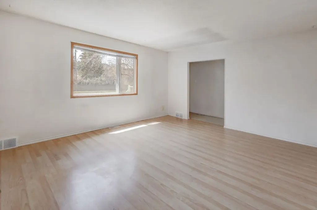 3432 3 Avenue NW Calgary AB T2N 0M3