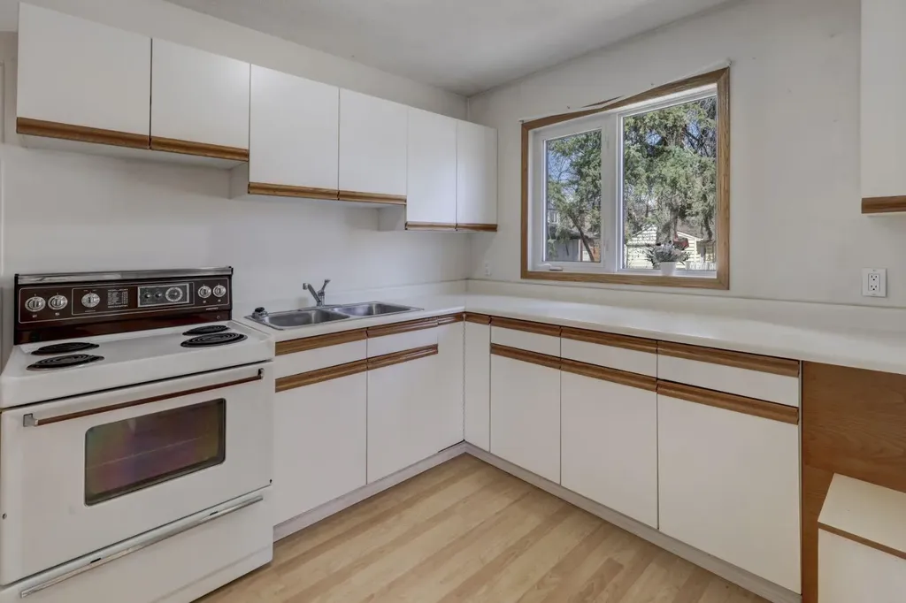 3432 3 Avenue NW Calgary AB T2N 0M3