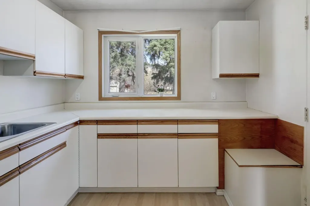 3432 3 Avenue NW Calgary AB T2N 0M3
