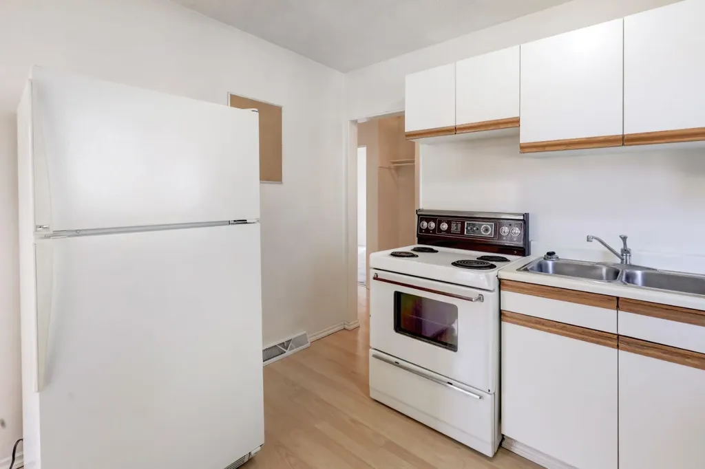 3432 3 Avenue NW Calgary AB T2N 0M3