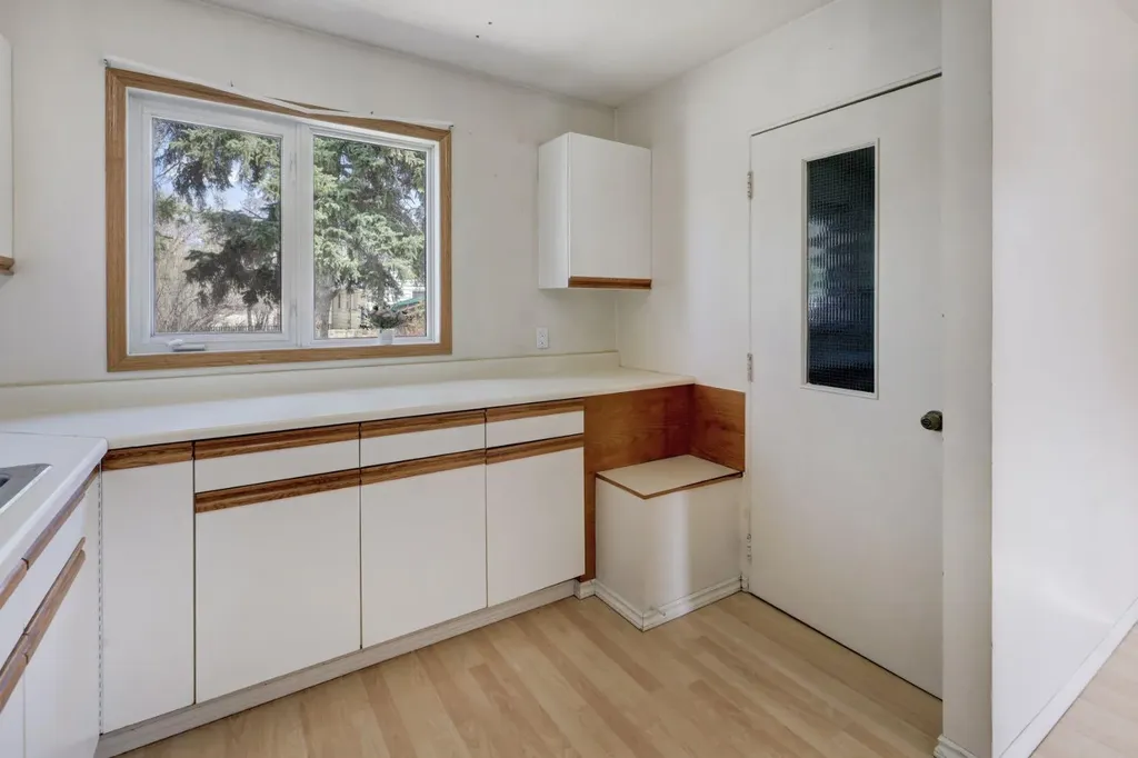 3432 3 Avenue NW Calgary AB T2N 0M3