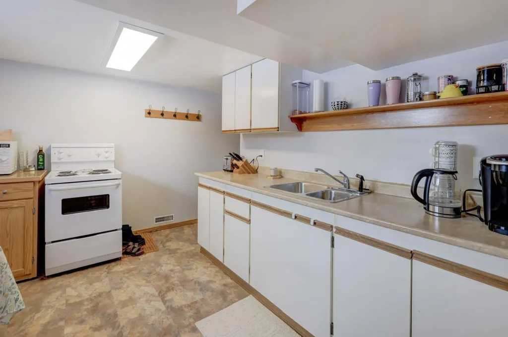 3432 3 Avenue NW Calgary AB T2N 0M3